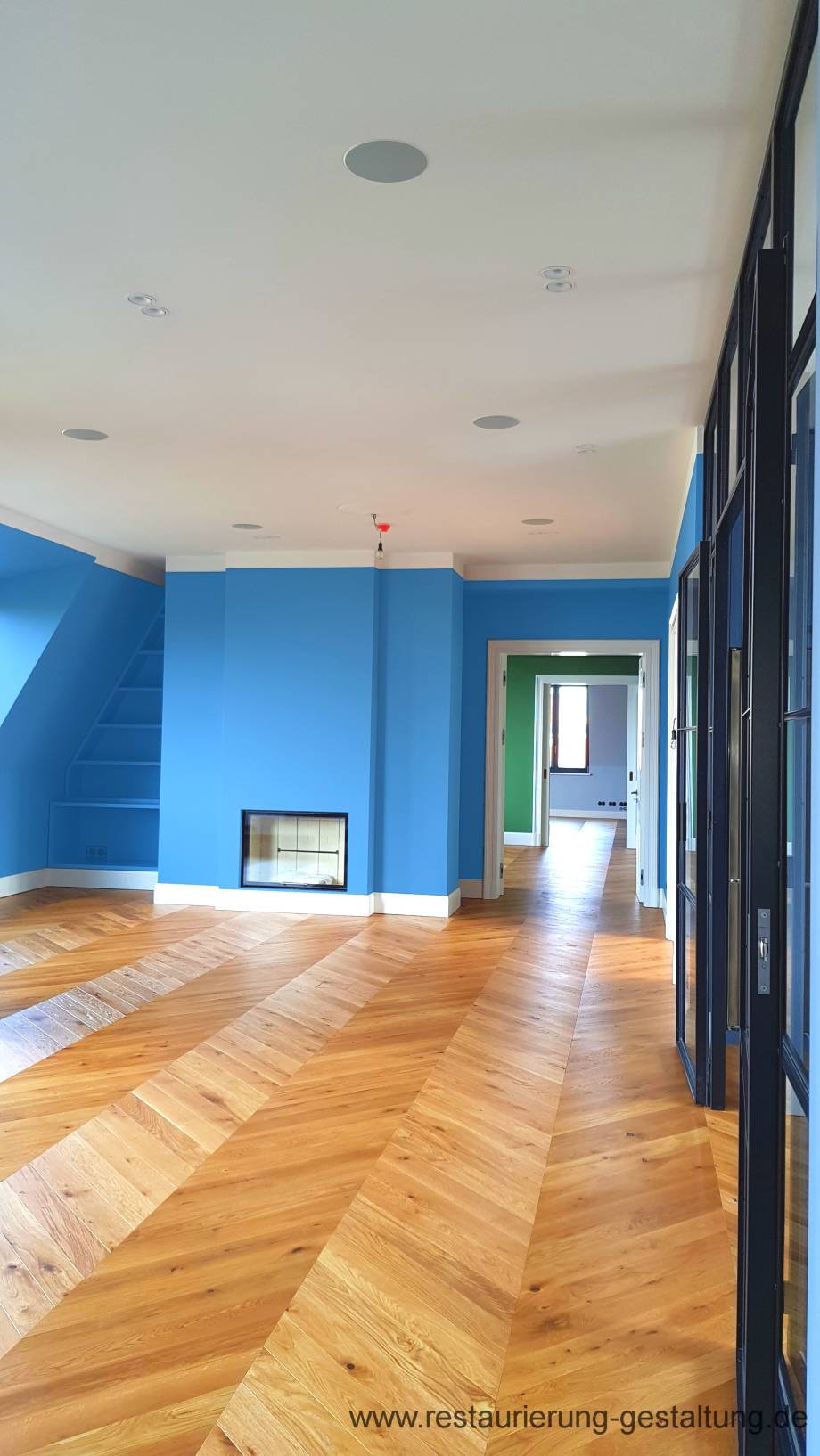 Malerarbeiten - Wohnung in einer sehr hohen Qualität mit dunklen Wandflächen die keinen oder wenig Pigmentbruch aufweisen vom Maler, Malermeister und Restaurator im Handwerk